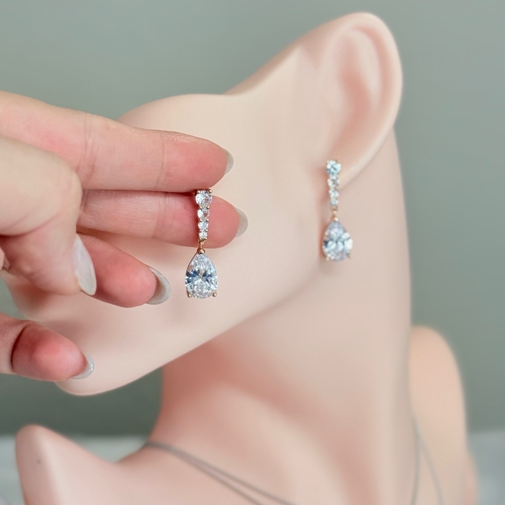 ⚜️ Elegant Silver and Blue Teardrop Earrings - Picture 4 of 10